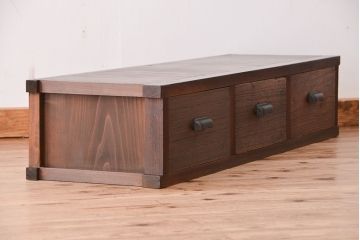 アンティーク家具　アンティーク　古い木製の三杯引き出しローチェスト(ローボード・置床)