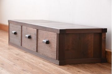 アンティーク家具　アンティーク　古い木製の三杯引き出しローチェスト(ローボード・置床)