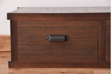アンティーク家具　アンティーク　古い木製の三杯引き出しローチェスト(ローボード・置床)