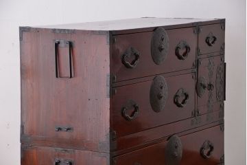 アンティーク家具　古民具・骨董　漆塗り　前面欅材の二段重ね米沢箪笥(衣装タンス)