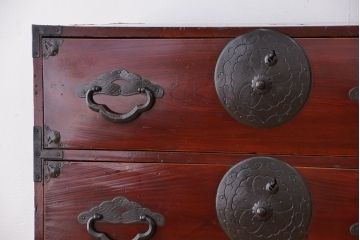 アンティーク家具　古民具・骨董　漆塗り　前面欅材の二段重ね米沢箪笥(衣装タンス)