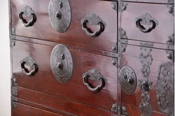 アンティーク家具　古民具・骨董　漆塗り　前面欅材の二段重ね米沢箪笥(衣装タンス)