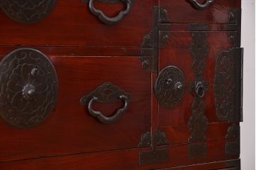 アンティーク家具　古民具・骨董　漆塗り　前面欅材の二段重ね米沢箪笥(衣装タンス)