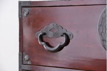 アンティーク家具　古民具・骨董　漆塗り　前面欅材の二段重ね米沢箪笥(衣装タンス)