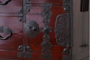アンティーク家具　古民具・骨董　漆塗り　前面欅材の二段重ね米沢箪笥(衣装タンス)
