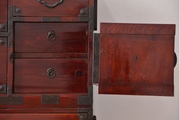 アンティーク家具　古民具・骨董　漆塗り　前面欅材の二段重ね米沢箪笥(衣装タンス)