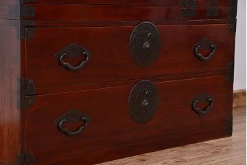 アンティーク家具　古民具・骨董　漆塗り　前面欅材の二段重ね米沢箪笥(衣装タンス)