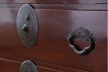 アンティーク家具　古民具・骨董　漆塗り　前面欅材の二段重ね米沢箪笥(衣装タンス)