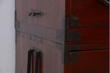 アンティーク家具　古民具・骨董　漆塗り　前面欅材の二段重ね米沢箪笥(衣装タンス)
