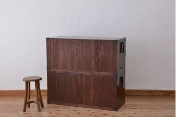 アンティーク家具　古民具・骨董　漆塗り　前面欅材の二段重ね米沢箪笥(衣装タンス)