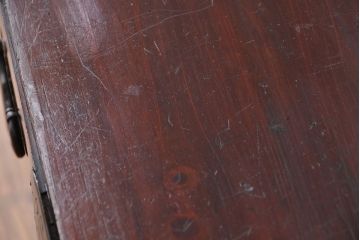 アンティーク家具　古民具・骨董　漆塗り　前面欅材の二段重ね米沢箪笥(衣装タンス)