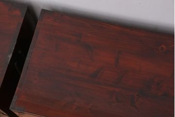 アンティーク家具　古民具・骨董　漆塗り　前面欅材の二段重ね米沢箪笥(衣装タンス)