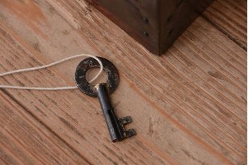 アンティーク家具　古民具・骨董　漆塗り　前面欅材の二段重ね米沢箪笥(衣装タンス)