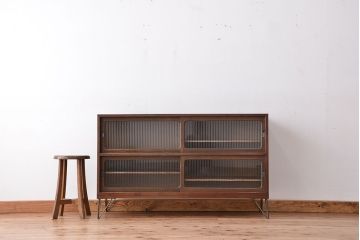 アンティーク家具　古い桐材の鉄脚付きモールガラス　ローボード?(テレビボード/収納棚)