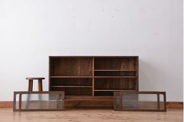 アンティーク家具　古い桐材の鉄脚付きモールガラス　ローボード?(テレビボード/収納棚)