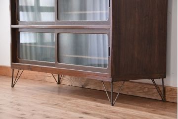 アンティーク家具　古い桐材の鉄脚付きモールガラス　ローボード?(テレビボード/収納棚)