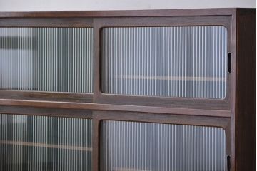 アンティーク家具　古い桐材の鉄脚付きモールガラス　ローボード?(テレビボード/収納棚)