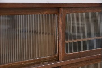 アンティーク家具　古い桐材の鉄脚付きモールガラス　ローボード?(テレビボード/収納棚)