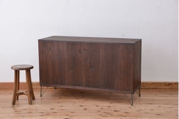 アンティーク家具　古い桐材の鉄脚付きモールガラス　ローボード?(テレビボード/収納棚)