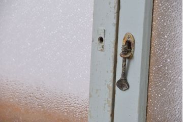 アンティーク ペンキの剥げた小振りなダイヤガラス戸 2枚セット(1)(窓・引き戸)