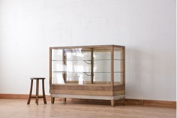 レトロ家具　アンティーク　古い木味の引き出し付きレトロガラスショーケース(収納棚、陳列棚、ガラスケース)