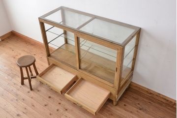 レトロ家具　アンティーク　古い木味の引き出し付きレトロガラスショーケース(収納棚、陳列棚、ガラスケース)