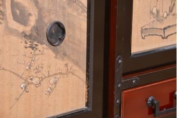 アンティーク家具　古民具・骨董　明治〜大正時代　梅と雀の図　上品な時代箪笥ローボード