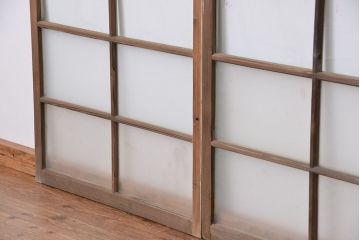 古い木味とペンキのはげた　ガラス窓2枚セット(ガラス戸・引き戸)