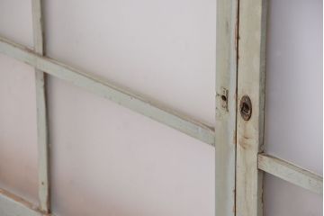 古い木味とペンキのはげた　ガラス窓2枚セット(ガラス戸・引き戸)