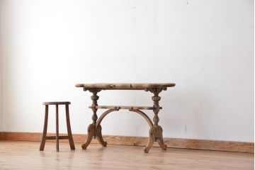 アンティーク家具　イギリスアンティーク　古い木味の彫刻サイドテーブル(デスク/机)