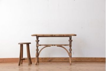 アンティーク家具　イギリスアンティーク　古い木味の彫刻サイドテーブル(デスク/机)