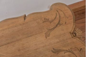 アンティーク家具　イギリスアンティーク　古い木味の彫刻サイドテーブル(デスク/机)