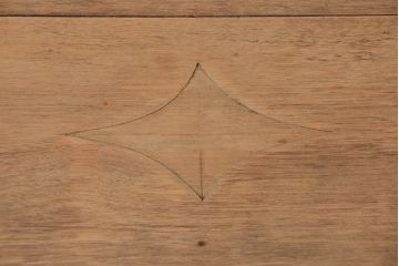 アンティーク家具　イギリスアンティーク　古い木味の彫刻サイドテーブル(デスク/机)