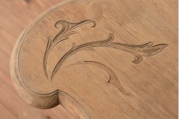 アンティーク家具　イギリスアンティーク　古い木味の彫刻サイドテーブル(デスク/机)