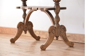 アンティーク家具　イギリスアンティーク　古い木味の彫刻サイドテーブル(デスク/机)