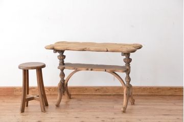 アンティーク家具　イギリスアンティーク　古い木味の彫刻サイドテーブル(デスク/机)