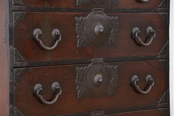 アンティーク家具　古民具・骨董　大きめ重厚金具の美しい前面栗材仙台箪笥(衣装箪笥/整理箪笥)