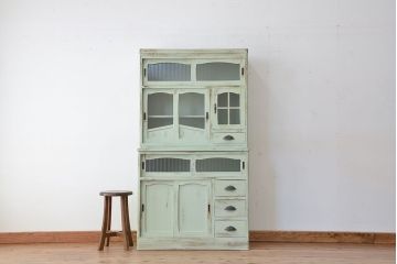 レトロ家具　☆昭和レトロ　アンティークペイントの作業台付き食器棚(モールガラス収納棚)