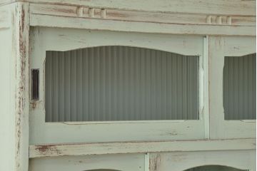 レトロ家具　☆昭和レトロ　アンティークペイントの作業台付き食器棚(モールガラス収納棚)