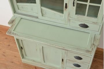 レトロ家具　☆昭和レトロ　アンティークペイントの作業台付き食器棚(モールガラス収納棚)