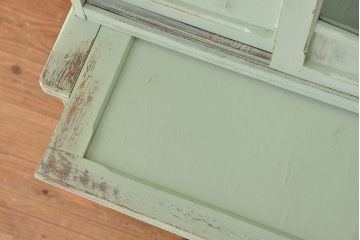 レトロ家具　☆昭和レトロ　アンティークペイントの作業台付き食器棚(モールガラス収納棚)