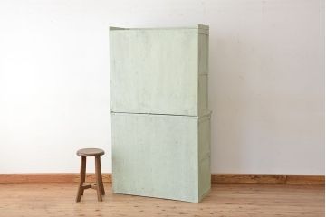 レトロ家具　☆昭和レトロ　アンティークペイントの作業台付き食器棚(モールガラス収納棚)