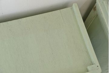 レトロ家具　☆昭和レトロ　アンティークペイントの作業台付き食器棚(モールガラス収納棚)
