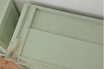 レトロ家具　☆昭和レトロ　アンティークペイントの作業台付き食器棚(モールガラス収納棚)