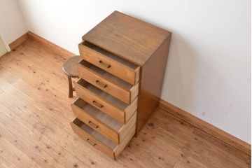 アンティーク家具　アンティーク　古いタモ材の縦型五段チェスト(引き出し、ドロワー)