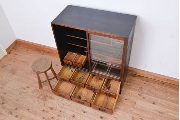 アンティーク家具　古民具・骨董　前面欅材　杢目の素晴らしい茶箪笥(茶箪笥、収納棚)