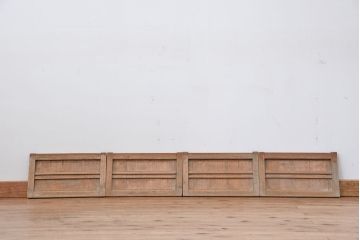 使い込まれた小さな引き戸4枚