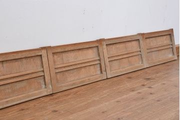 使い込まれた小さな引き戸4枚
