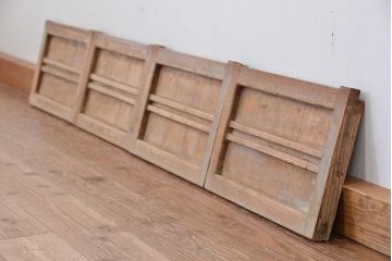 使い込まれた小さな引き戸4枚
