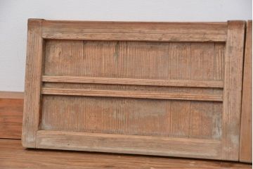使い込まれた小さな引き戸4枚
